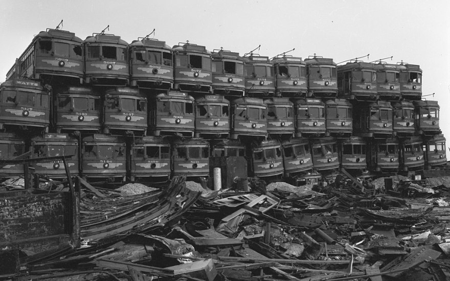 1024px-Pacific-Electric-Red-Cars-Awaiting-Destruction