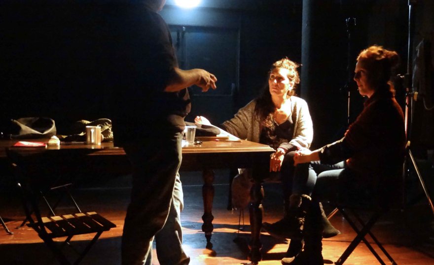 Dando indicaciones casa de muñecas small