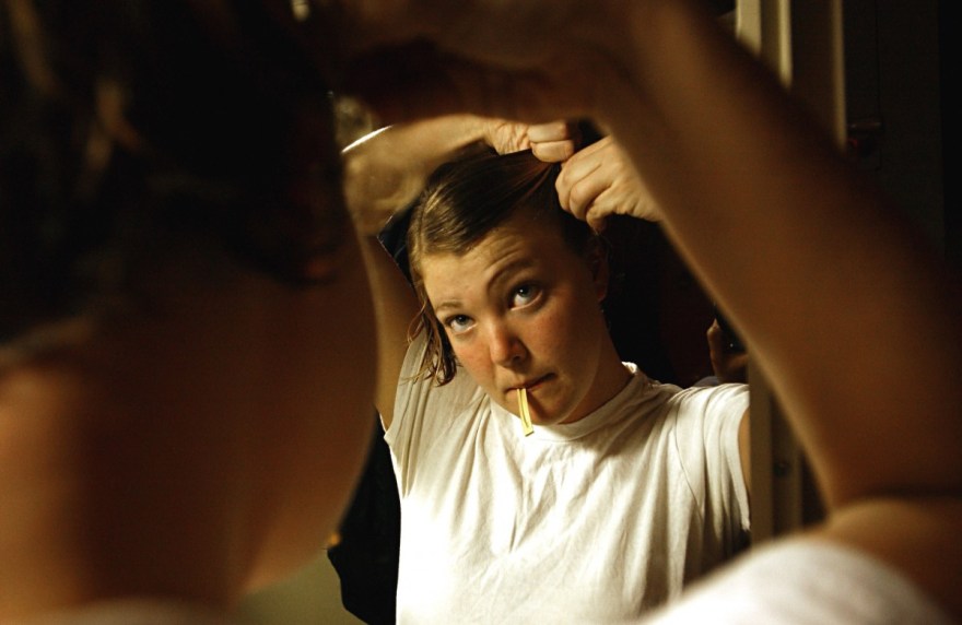 mirror_woman_female_combing_hair_preparing_getting_ready_reflection-1355383.jpg!d